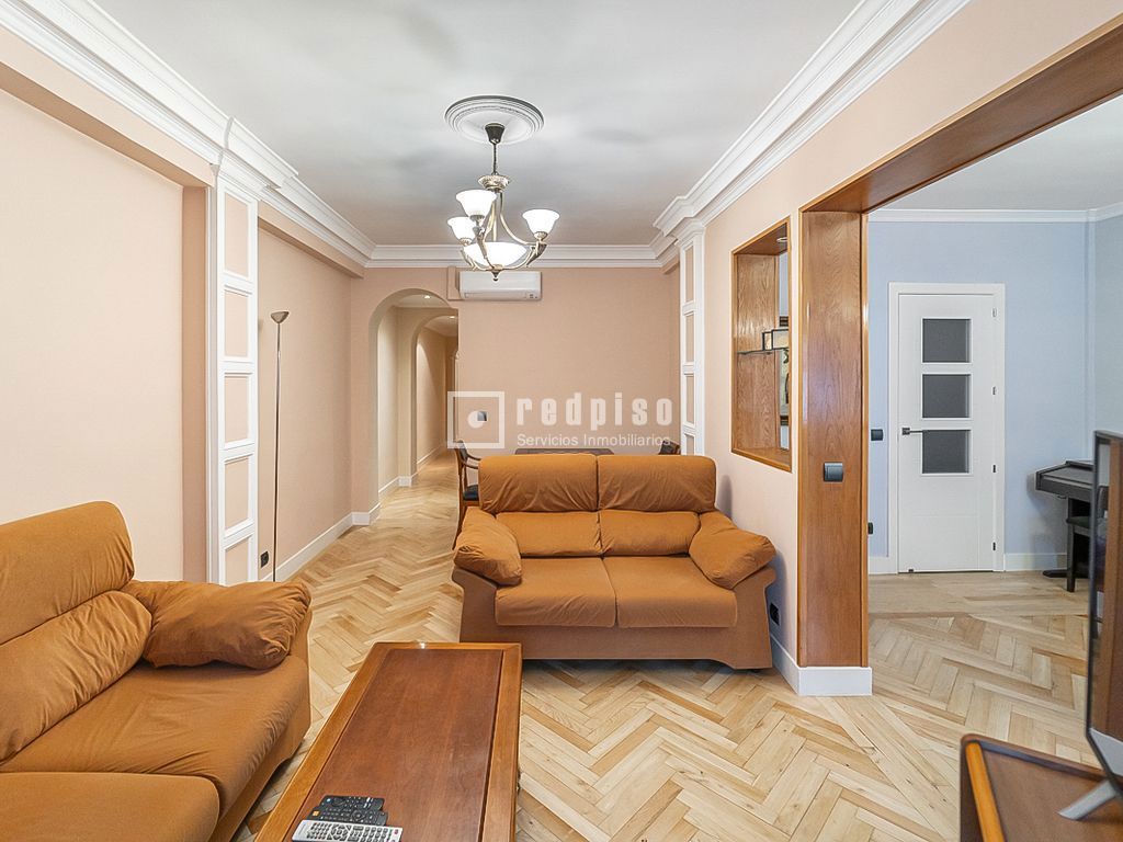 Piso en venta en calle De Medellín, Madrid, Madrid 8/31