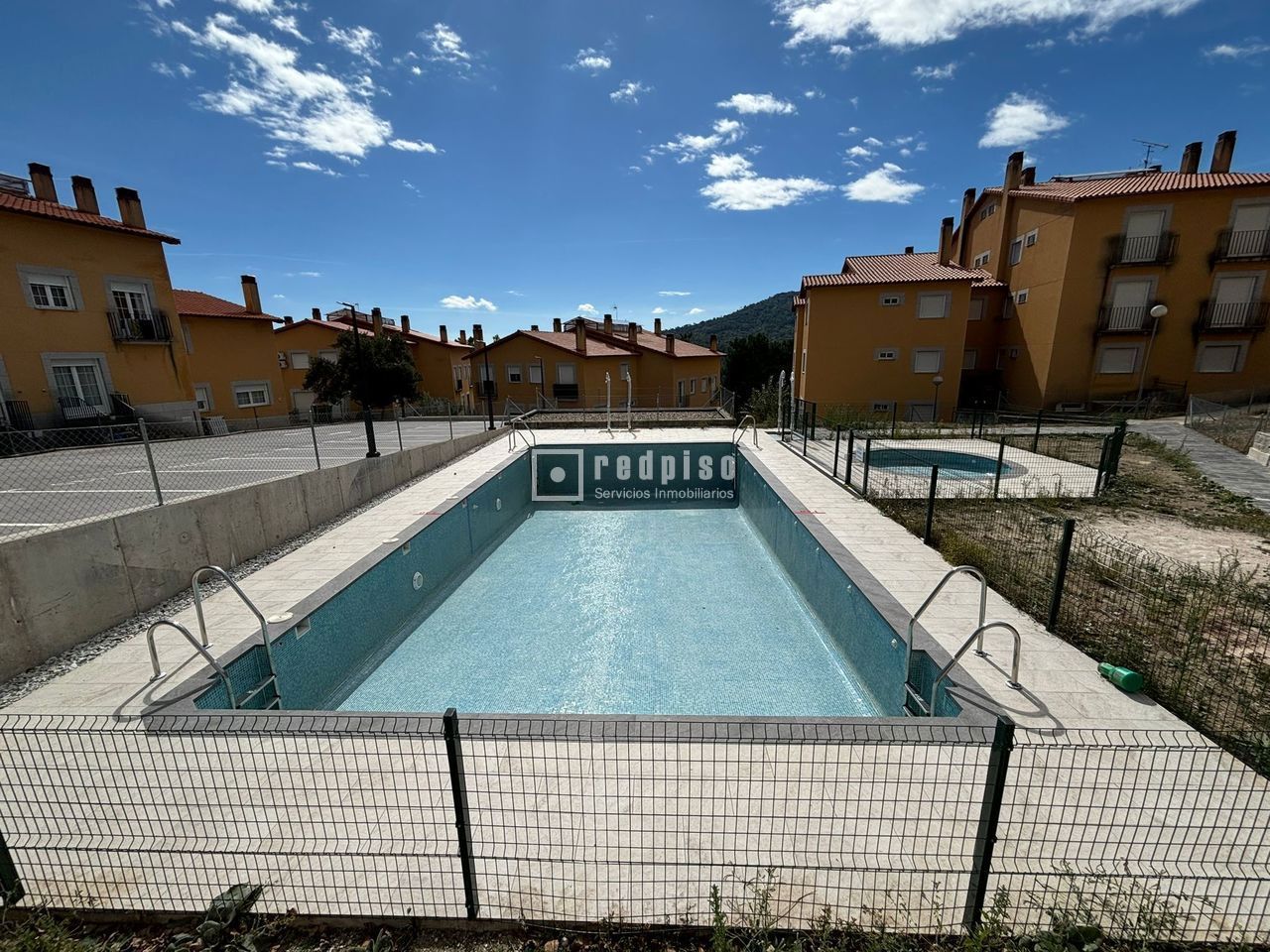 Casa en venta en  calle de Coruña, Cadalso de los Vidrios, Madrid  23/27