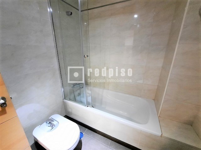 Piso en alquiler en  calle de Américo Castro, Madrid  15/30