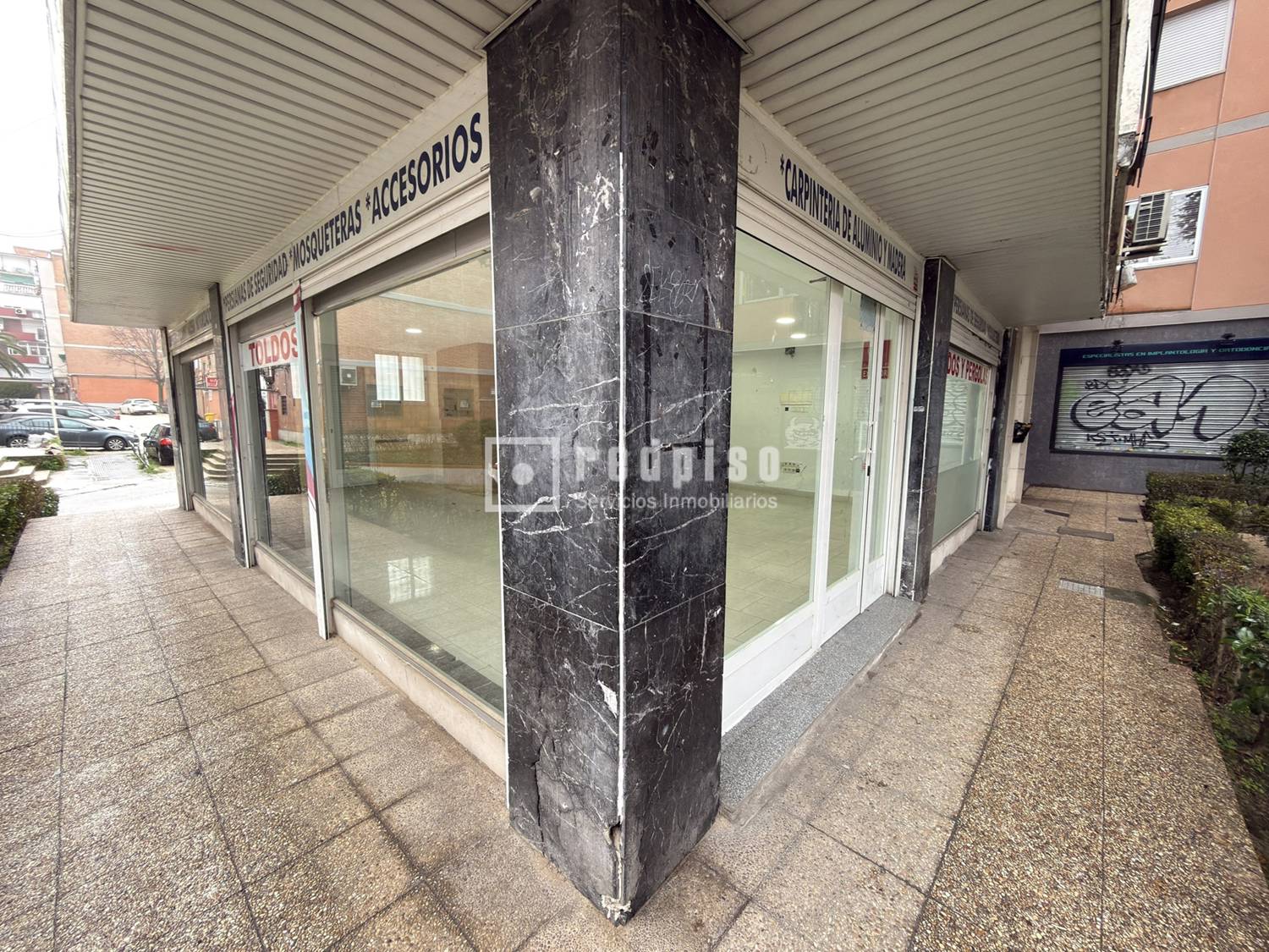 Local en alquiler en  calle de Rafael Finat, Latina, Madrid  13/17