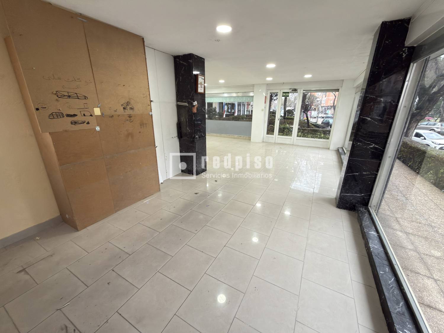 Local en alquiler en  calle de Rafael Finat, Latina, Madrid  6/17