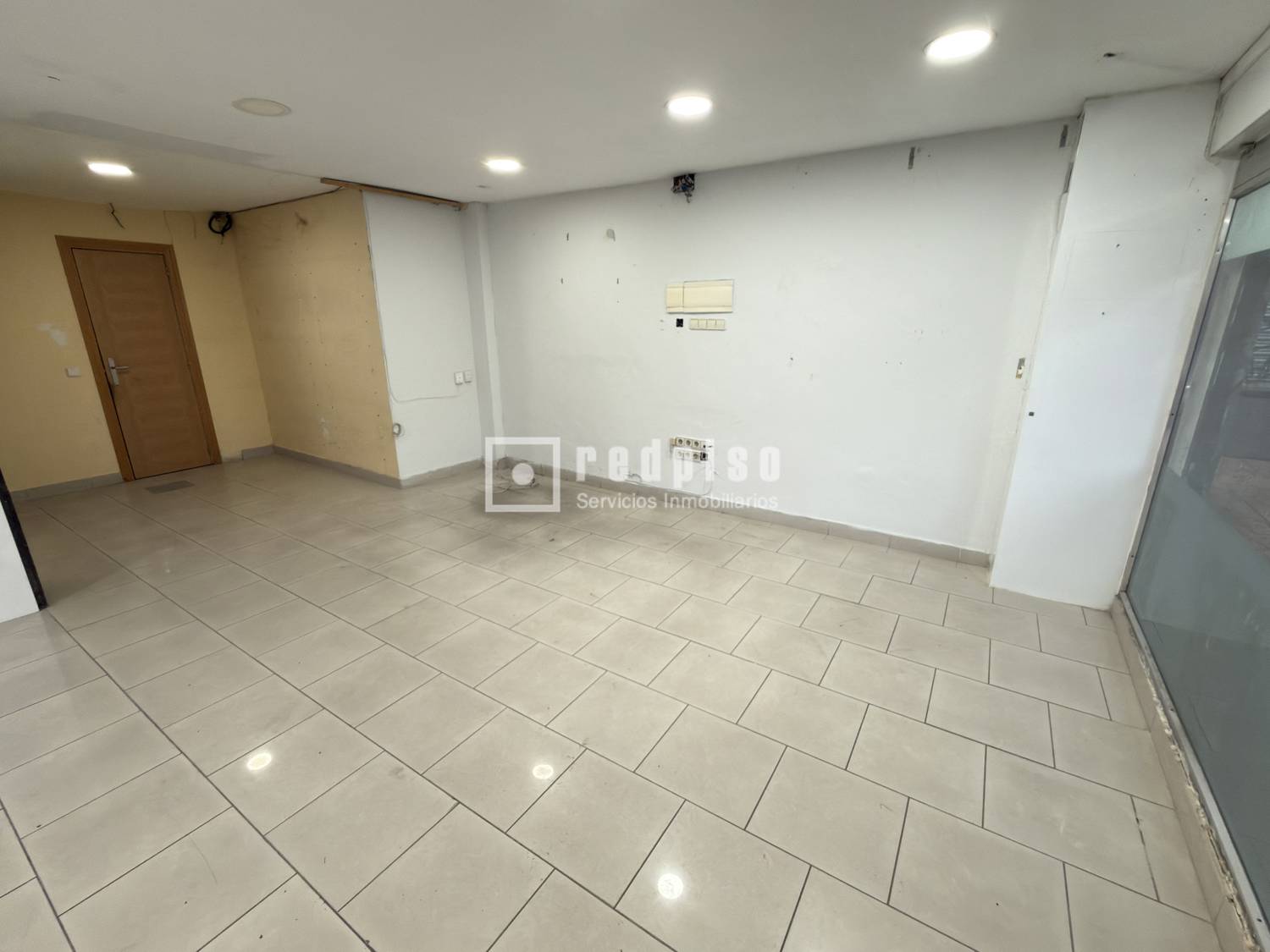 Local en alquiler en  calle de Rafael Finat, Latina, Madrid  8/17