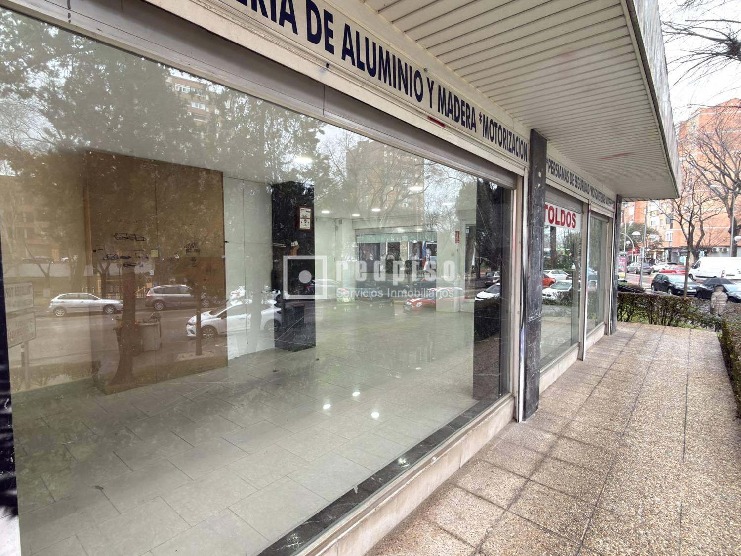 Local en alquiler en  calle de Rafael Finat, Latina, Madrid  14/17