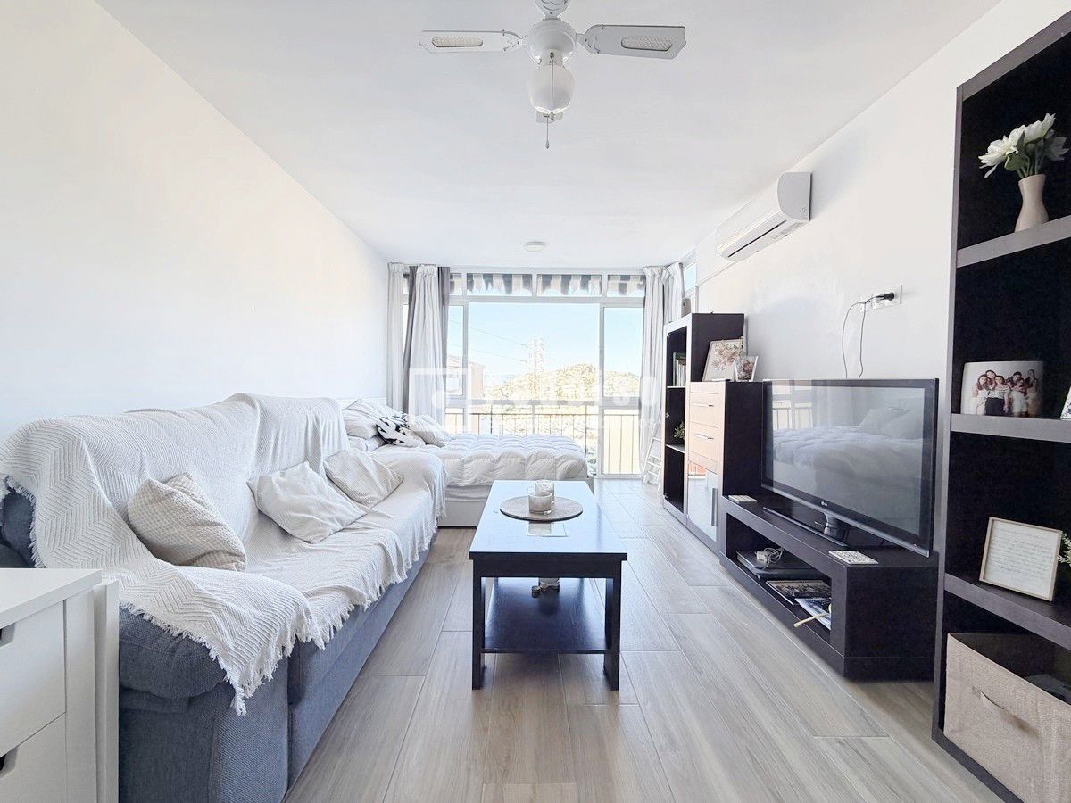 Piso en venta en  calle de los Hermanos Álvarez Quintero, La Cala del Moral, Málaga  1/1