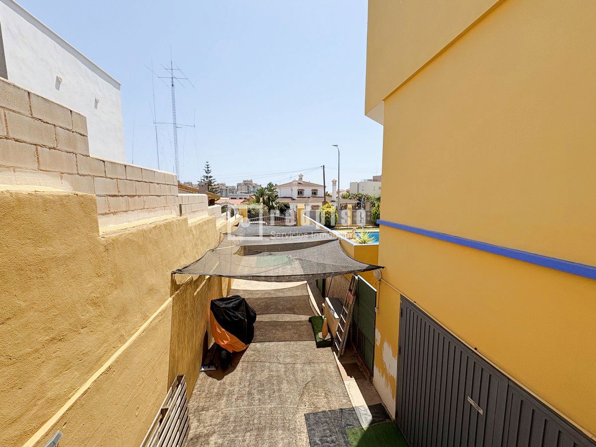 Casa en venta en  calle del Rosal, Rincón de la Victoria, Málaga  24/25