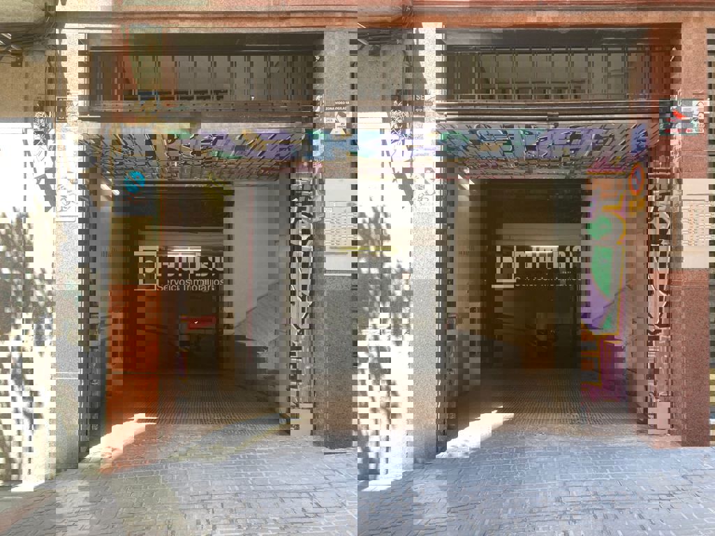 Parking en alquiler en  calle de Valverde, Chamberí, Madrid  1/1