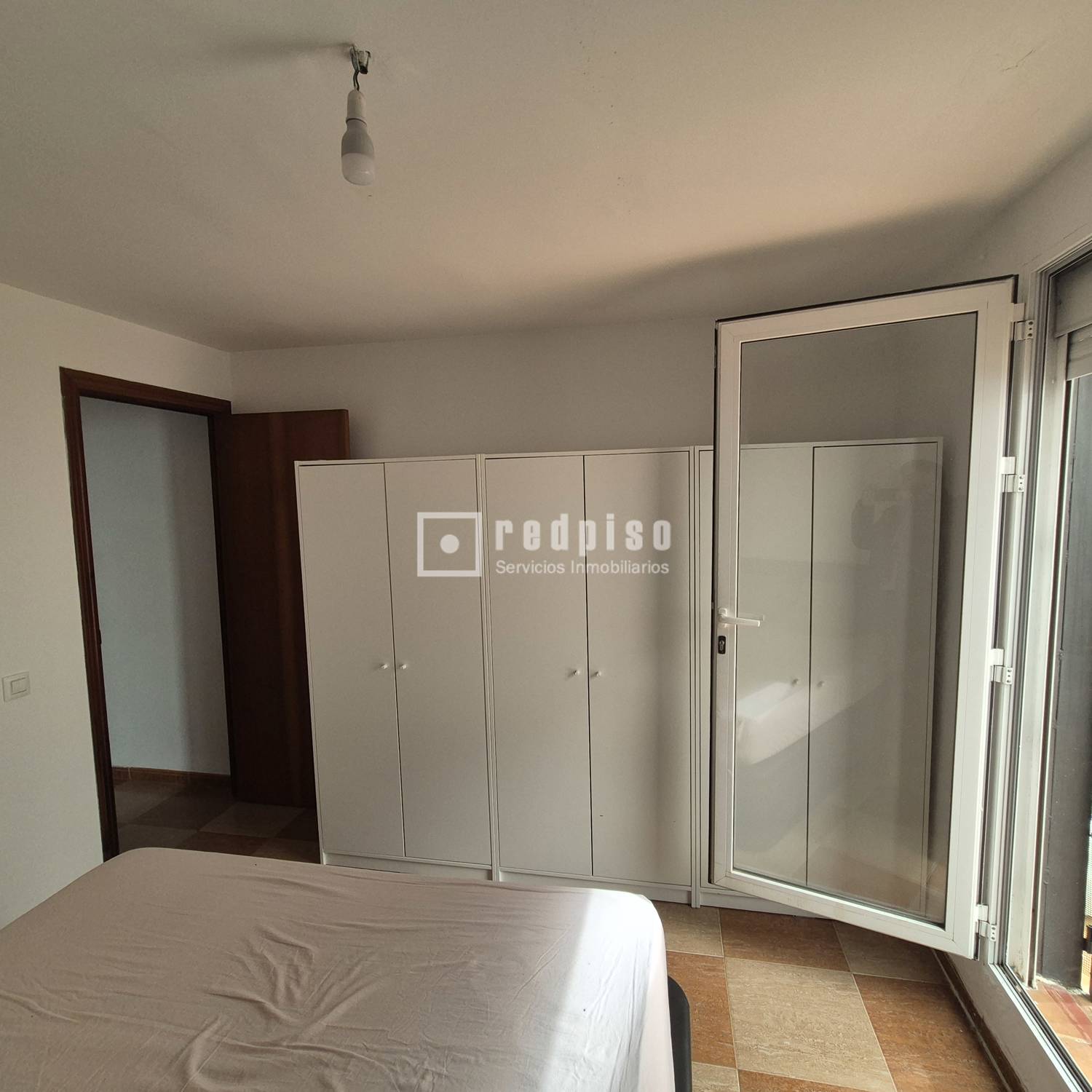 Piso en alquiler en  calle de la Virgen de la Estrella, Sevilla  10/25