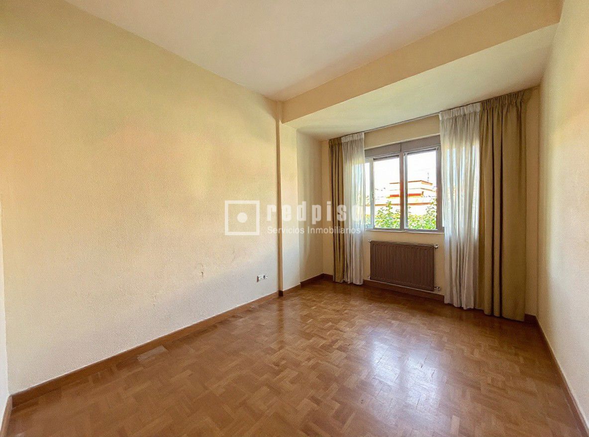 Piso en venta en avenida Del General Perón, Tetuán, Madrid 26/35