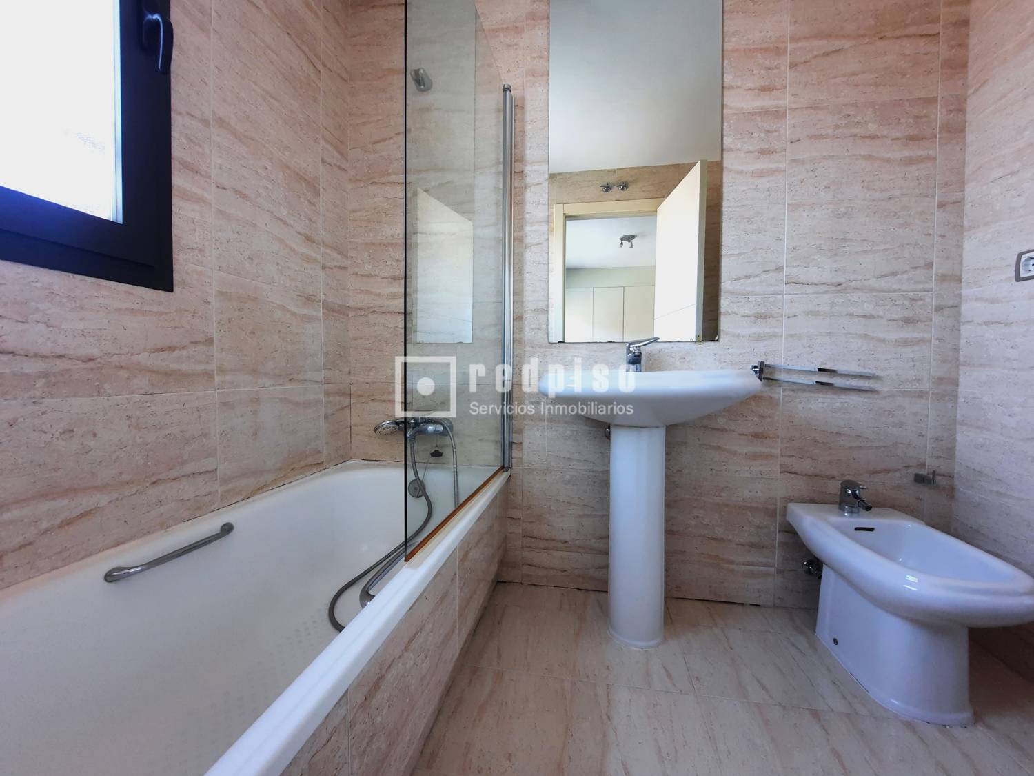 Piso en alquiler en  avenida de Isabel de Valois, Madrid  23/48