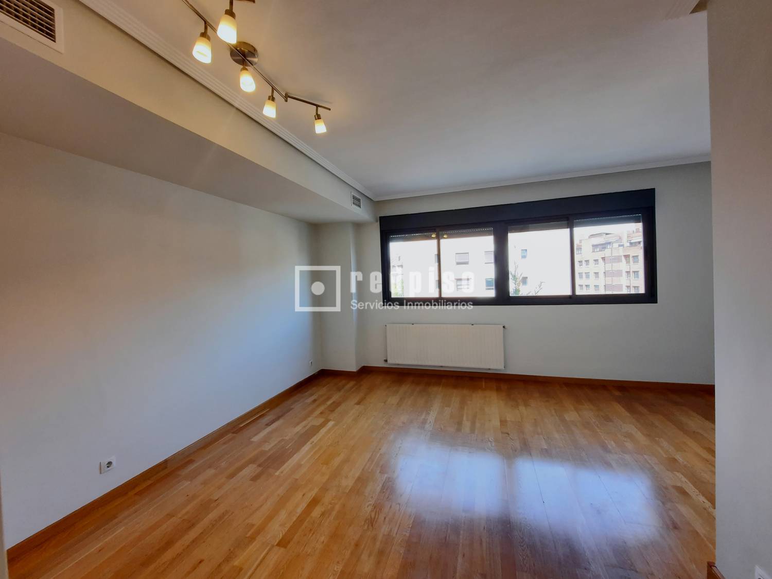 Piso en alquiler en  avenida de Isabel de Valois, Madrid  3/48