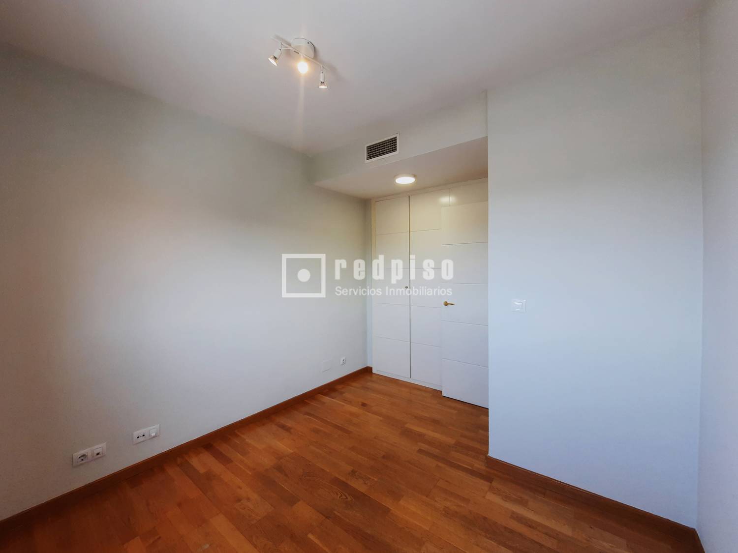 Piso en alquiler en  avenida de Isabel de Valois, Madrid  26/48