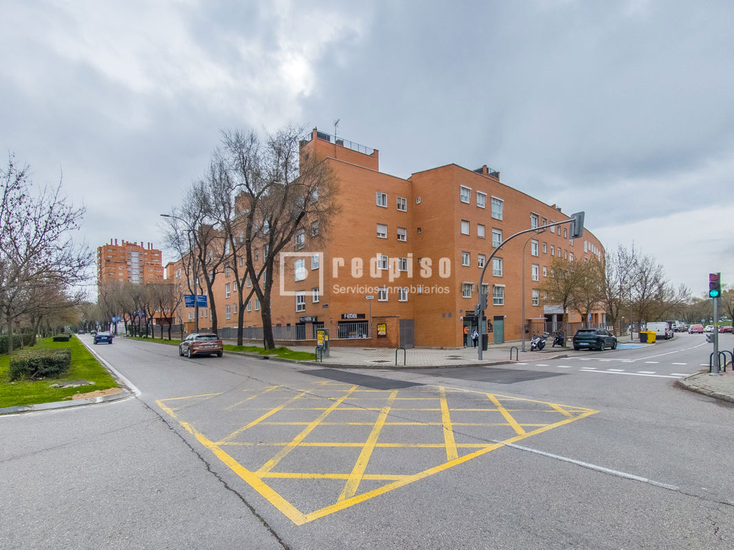 Local en venta en calle De Laponia, Madrid, Madrid 16/16