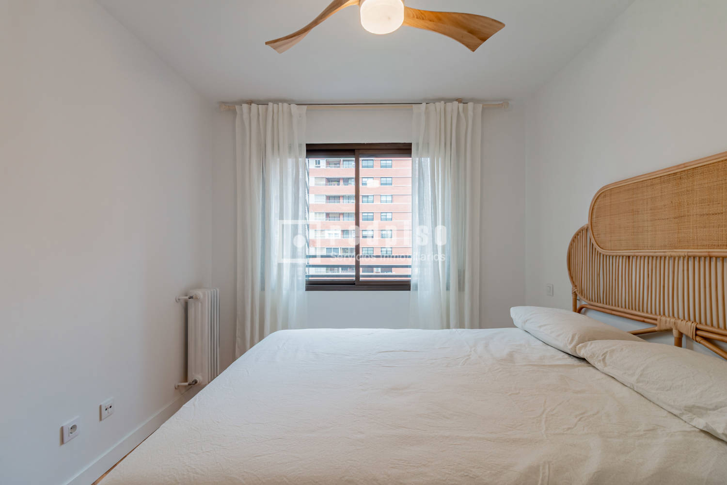 Piso en venta en avenida De Burgos, Hortaleza, Madrid 12/23