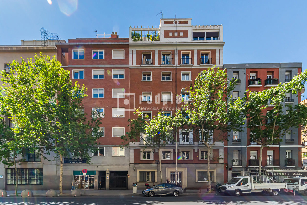 Piso en venta en  calle de Cea Bermúdez, Madrid  1/1