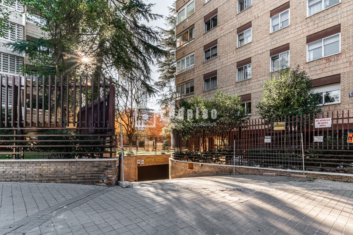 Garaje en venta en  calle de Julián Romea, Madrid  1/1
