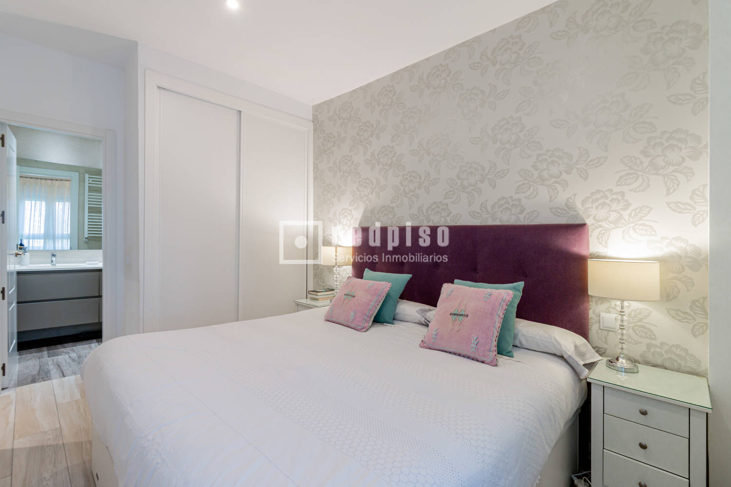 Piso en venta en calle De Caleruega, Hortaleza, Madrid 8/27