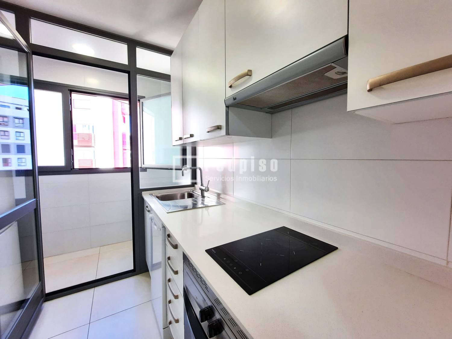 Piso en alquiler en calle De Ana De Austria, Madrid, Madrid 9/30