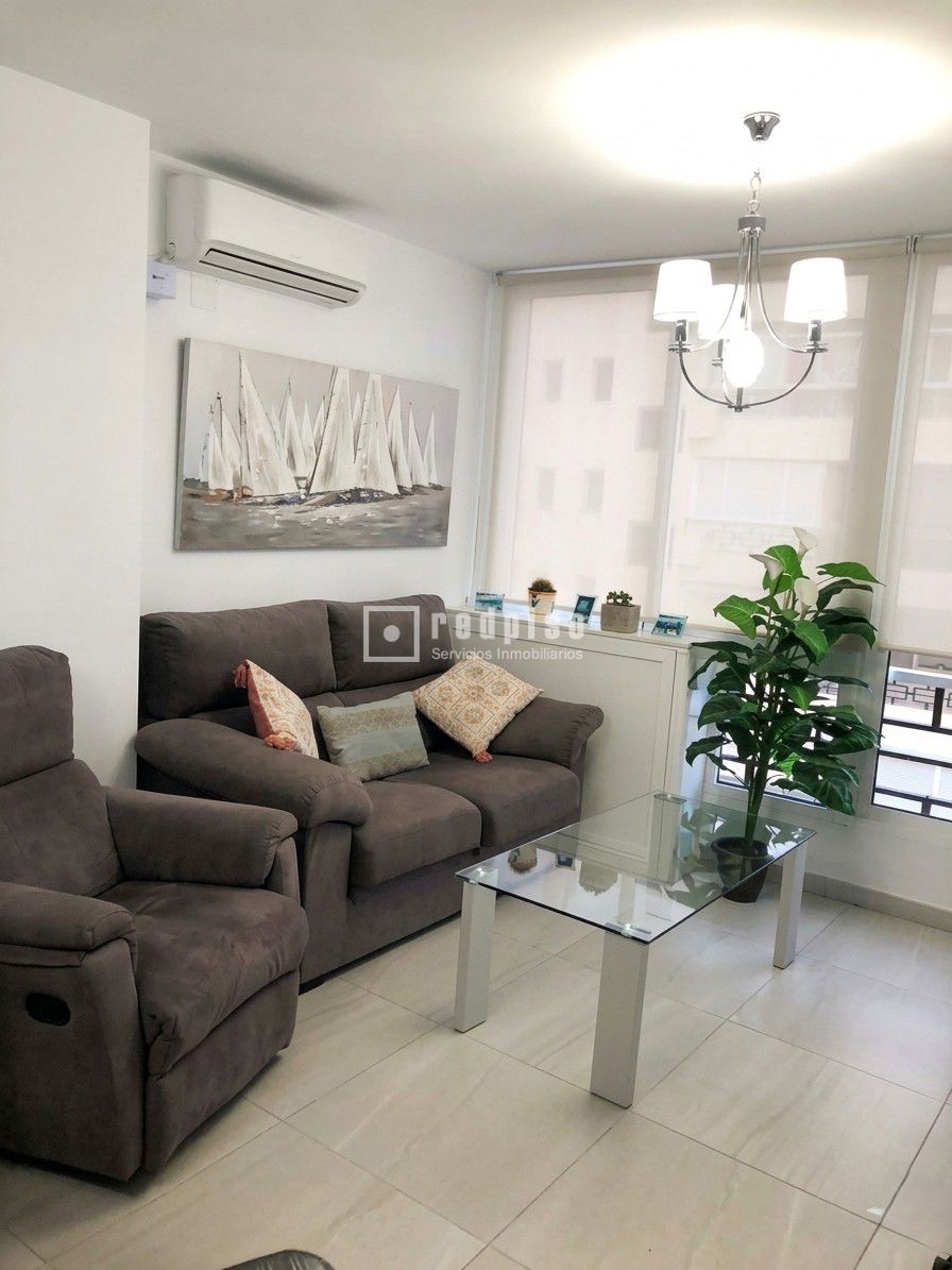Piso en venta en calle Decano Pedro Navarrete, Torremolinos, Málaga 4/12