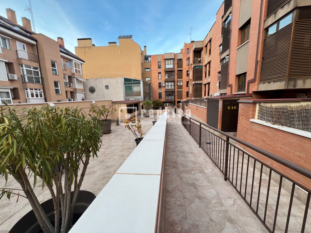 Piso en alquiler en calle De Valdecaleras, Madrid, Madrid 15/16