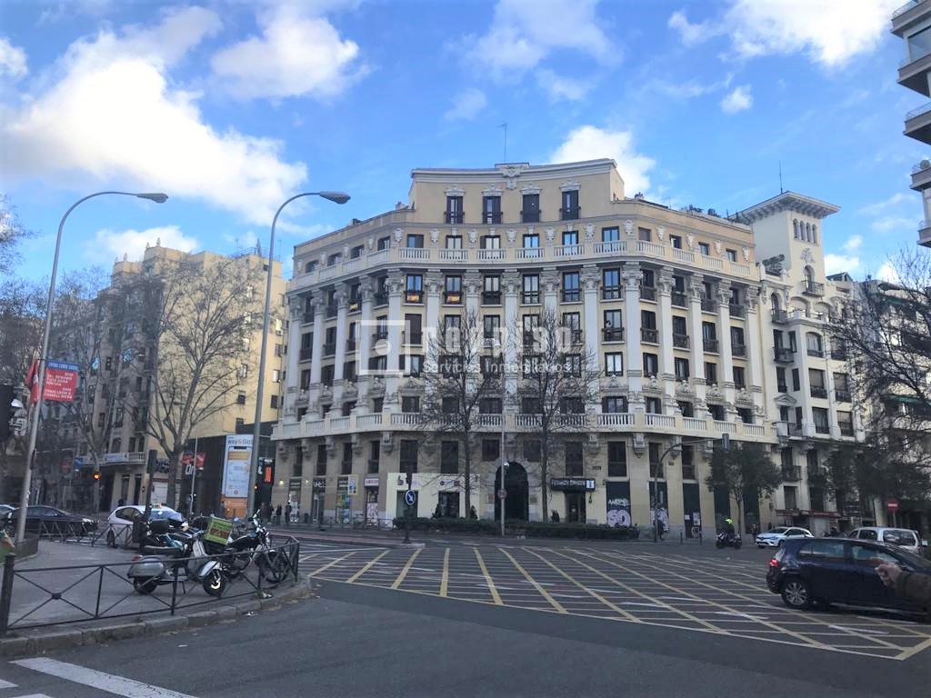 Piso en venta en  calle de Alberto Aguilera, Madrid  1/1