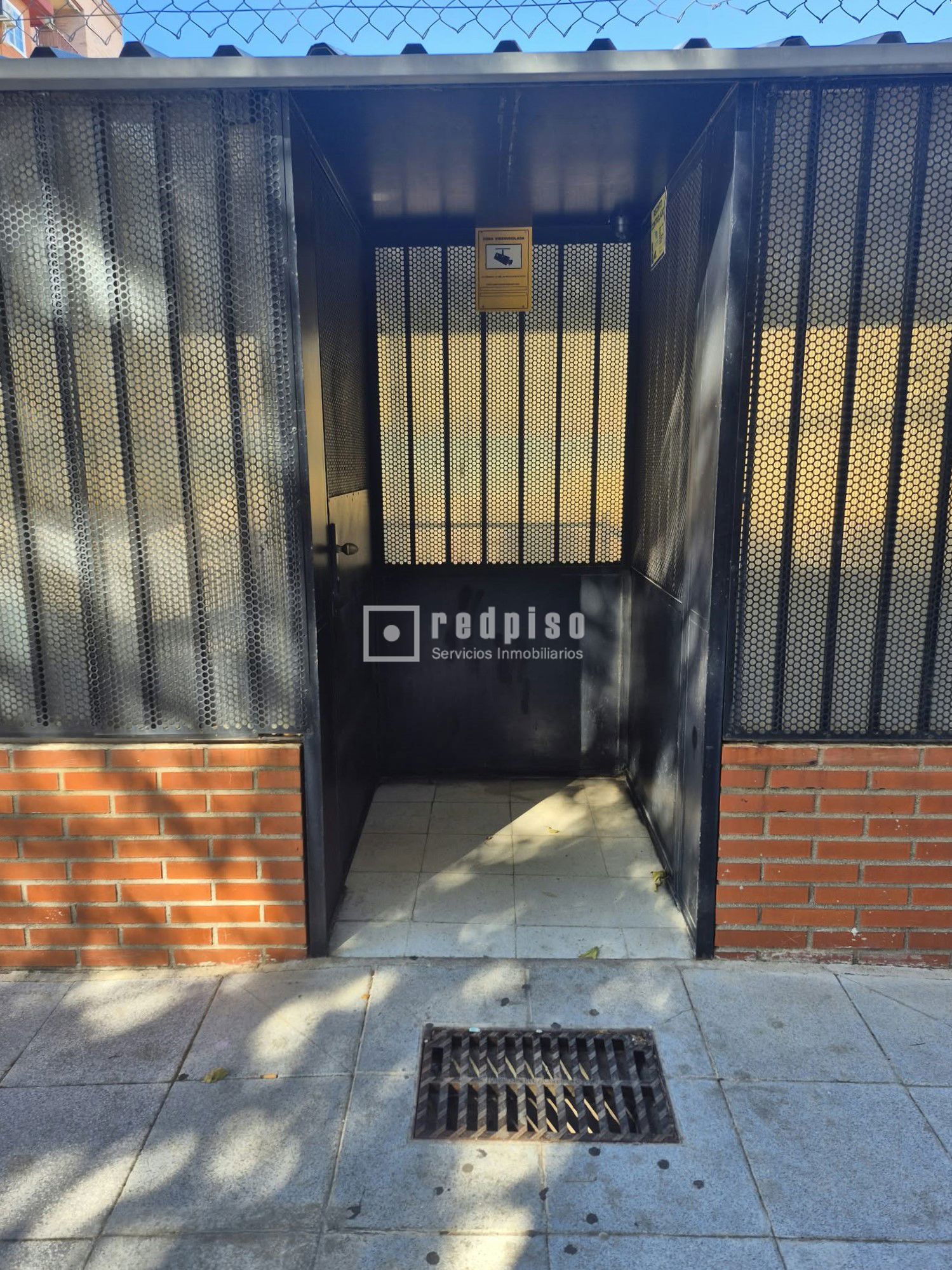 Garaje en venta en  Parla, Madrid  2/10